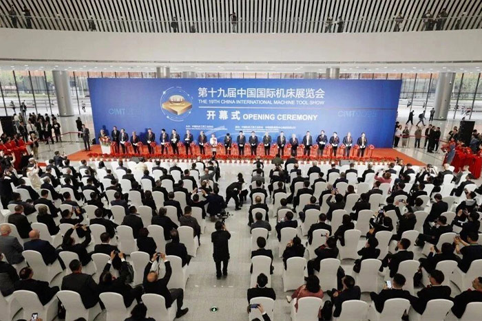 柔性智造 領(lǐng)航未來|巨能機(jī)器人CIMT2025首日盛況直擊！